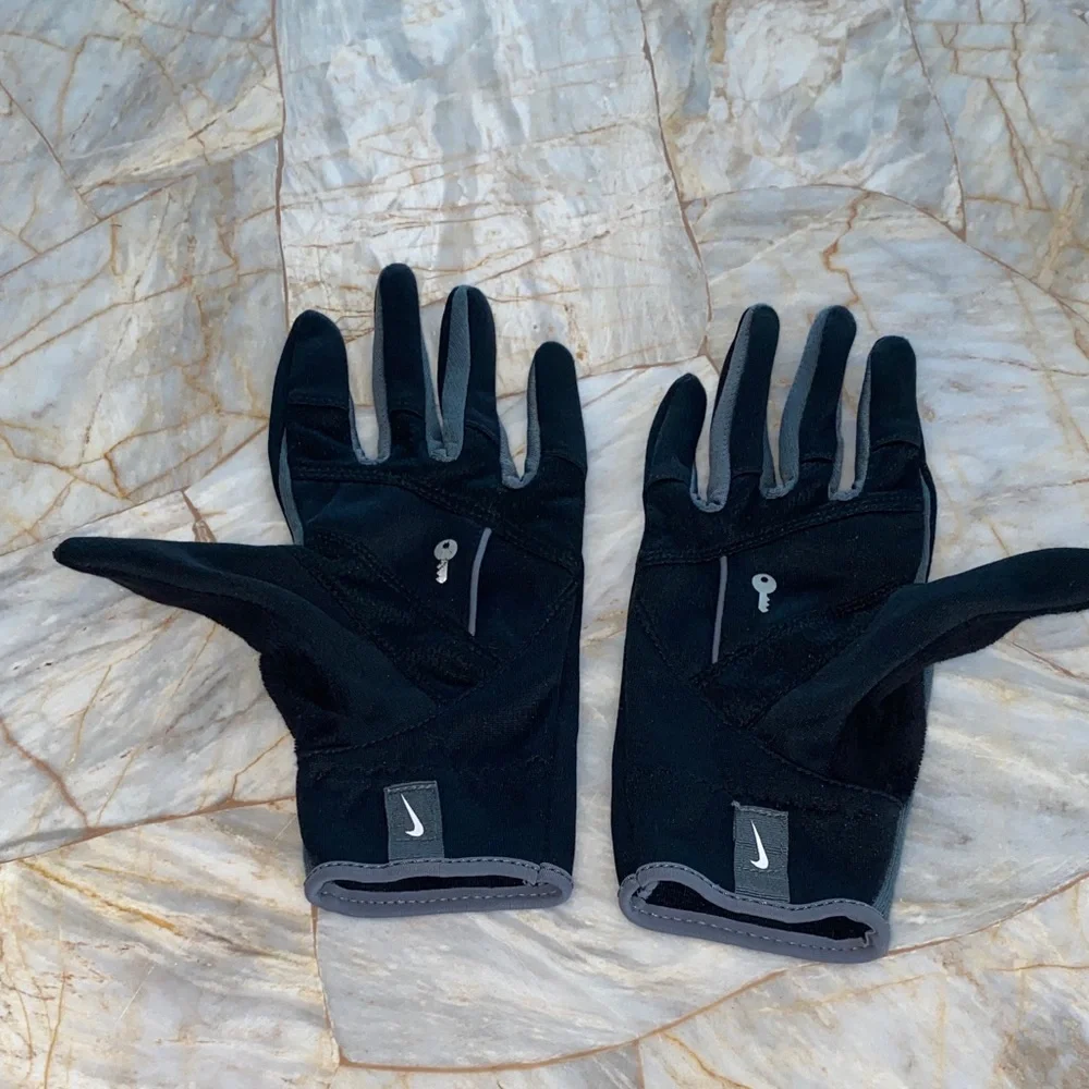 Nike‎ Black and Gray Sports Gloves